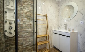 Douche, sèche-cheveux, serviettes fournies