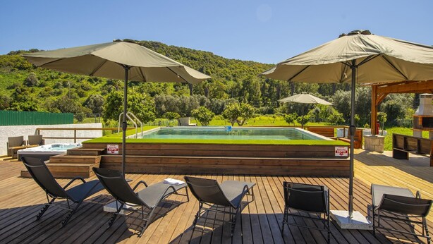 A pool area with lounge chairs, umbrellas, and a hot tub. - S 03 - 1 Bed Flat in Quinta São Silvestre (Lagos)