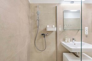Shower, hair dryer, towels, shampoo - On the Main Shopping Street - City Center (Bratislava)