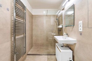 Douche, sèche-cheveux, serviettes fournies, shampoing
