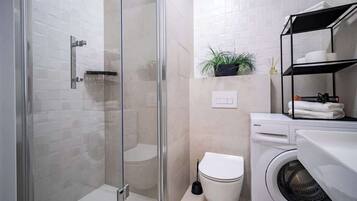 Dusche, Haartrockner, Handtücher, Shampoo