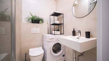 Dusche, Haartrockner, Handtücher, Shampoo