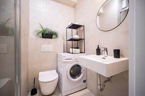 Dusche, Haartrockner, Handtücher, Shampoo