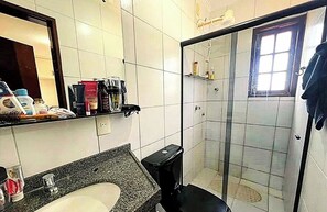 Shower, towels, toilet paper - Chalé Esmeralda: Your perfect retreat: comfort, coziness, and nature. (Gravatá)