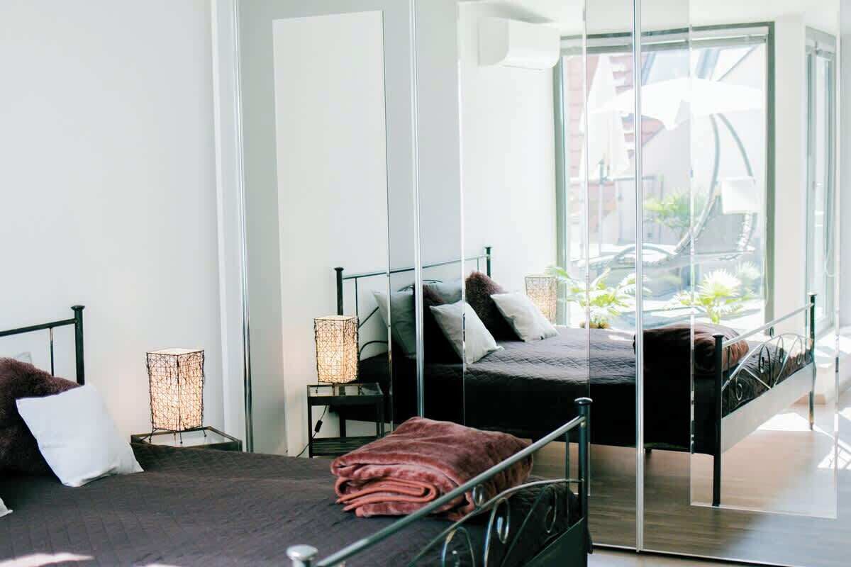 Iron/ironing board, travel crib, WiFi, bed sheets