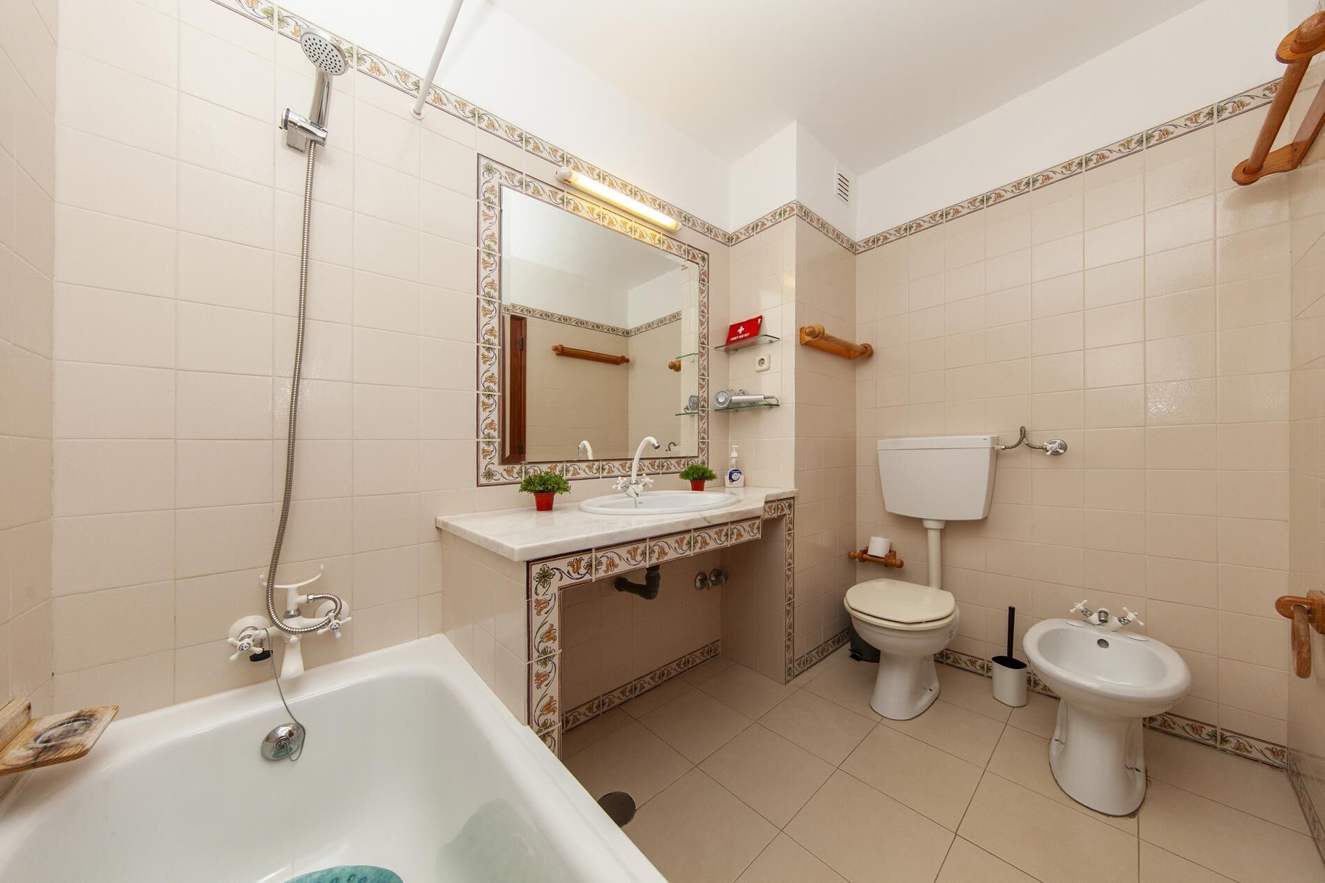 Een douche, een haardroger, handdoeken