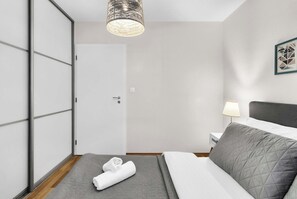 Iron/ironing board, bed sheets