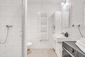 Bathroom - Modern Airport Stay - BTS & Avion Mall (Bratislava)