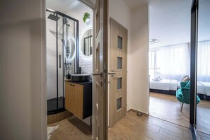 Shower, hair dryer, towels, shampoo