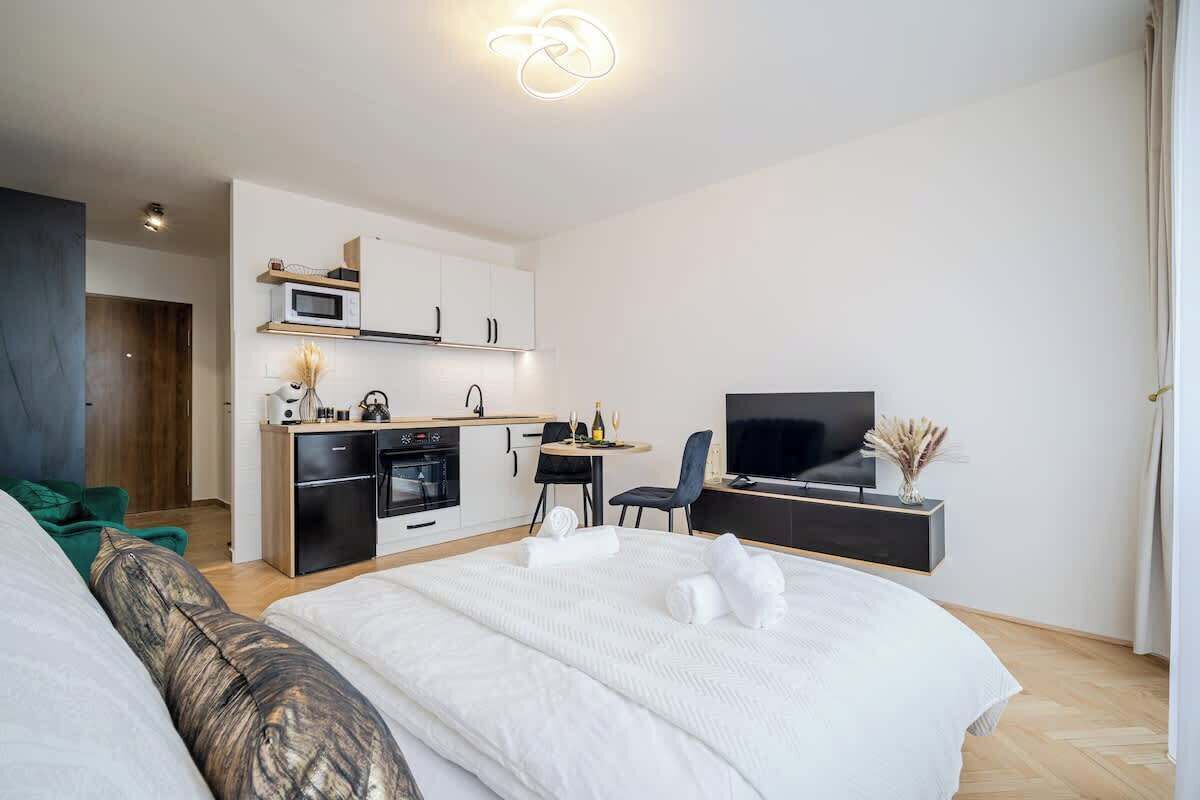 Iron/ironing board, WiFi, bed sheets