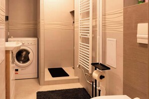 Shower, hair dryer, towels, shampoo - Main Bus Station City Retreat (Bratislava - Old Town)