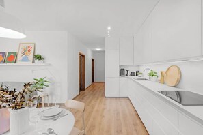 Frigorífico, microondas, horno y placa de cocina
