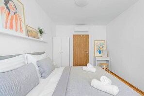 Iron/ironing board, WiFi, bed sheets