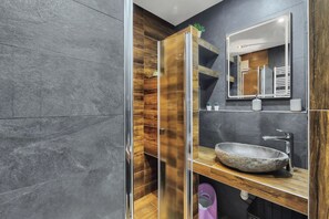 Douche, sèche-cheveux, serviettes fournies, shampoing