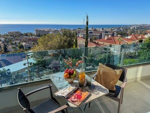 Outdoor dining - Qoople Admiral Premium Residence (Alanya)