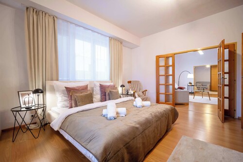 Your City Center Stylish & Spacious Apartment