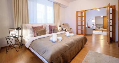 Your City Center Stylish & Spacious Apartment