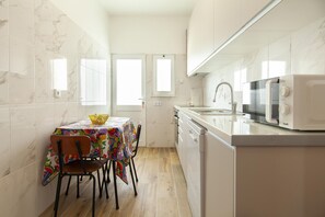 Fridge, microwave, oven, stovetop - B101 - Abrotea Cozy 2 Bed Apartment in Lagos (Lagos)