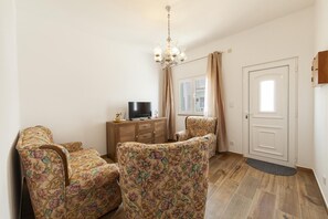 TV - B101 - Abrotea Cozy 2 Bed Apartment in Lagos (Lagos)
