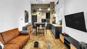 Uma sala de estar moderna com um sofá, mesa de centro e televisão.