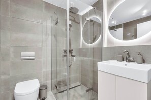 Douche, sèche-cheveux, serviettes fournies, shampoing