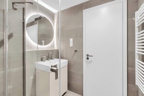 Shower, hair dryer, towels, shampoo - Skypark Golden Palace with Parking (Bratislava)