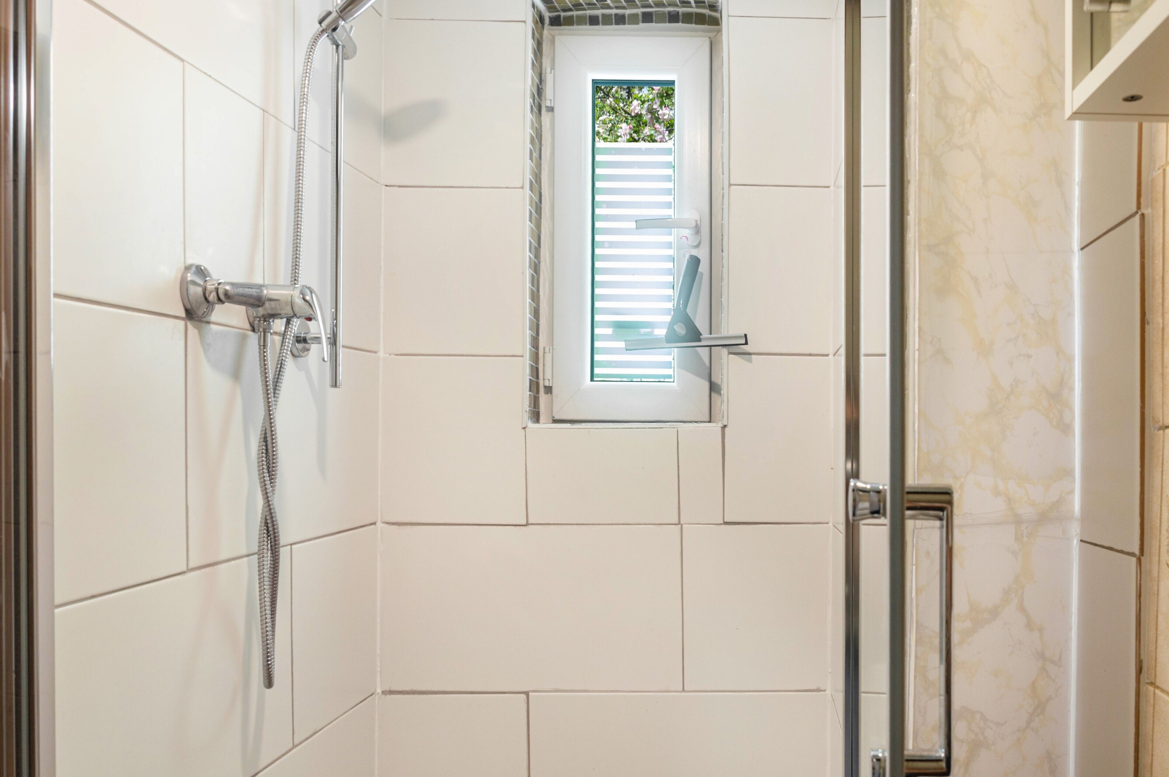 Een douche, een haardroger, handdoeken