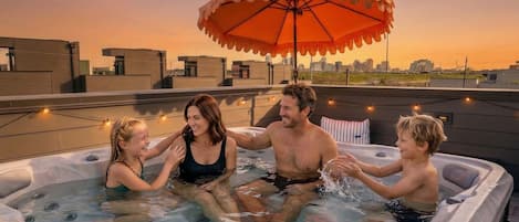 Outdoor spa tub