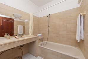 Een douche, een haardroger, handdoeken