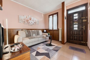 Living area - Apartment 'La Casetta Di Marilena' with Mountain View, Balcony and Wi-Fi (Bindo)