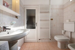 Bathroom - Apartment 'La Casetta Di Marilena' with Mountain View, Balcony and Wi-Fi (Bindo)