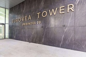 Eine Marmorwand mit der Beschilderung 'EUROVEA TOWER' und 'PRIBINOVA 38'.