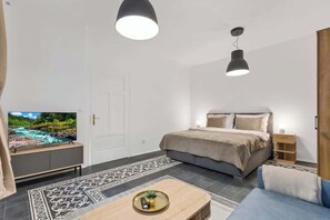 Tabla de planchar con plancha, wifi y ropa de cama 