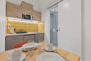 Fridge, microwave, stovetop, coffee/tea maker - Garden Haven Studio in Old Town (Bratislava - Old Town)