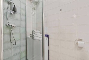 Shower, hair dryer, towels, shampoo - Garden Haven Studio in Old Town (Bratislava - Old Town)