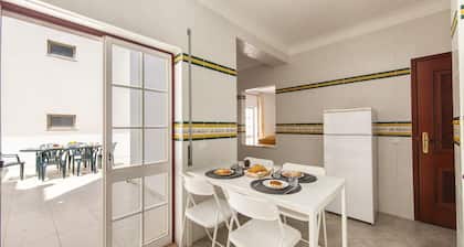 W 04 - Bedroom 4 in Topside Luz Guesthouse