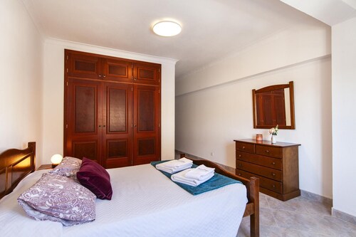 W 01 - Bedroom 1 in Topside Luz Guesthouse