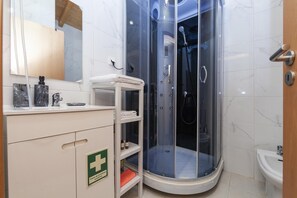 Ducha, secador de pelo y toallas