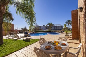 Outdoor dining - A54 - Vila Praia Dona Ana Sun and Pool (Lagos)