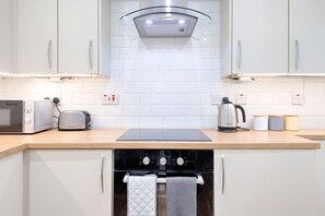 Fridge, microwave, oven, stovetop - 4-Bed Contractor Home • Garden • Near M4 & City (Brynhyfryd)