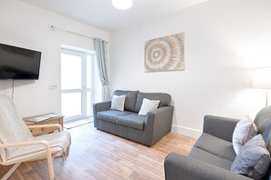 TV - 4-Bed Contractor Home • Garden • Near M4 & City (Brynhyfryd)