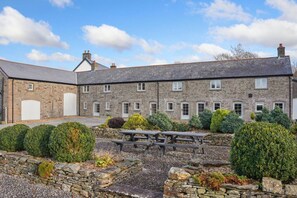 Exterior - 3 Bed Cottage • Parking • Ideal for Work Trips (Pontardawe)