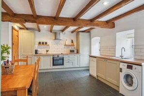 Private kitchen - 3 Bed Cottage • Parking • Ideal for Work Trips (Pontardawe)