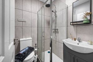Hair dryer - 4-Bed • 2.5 Bath • Central • Ideal for Contractors (Morriston)