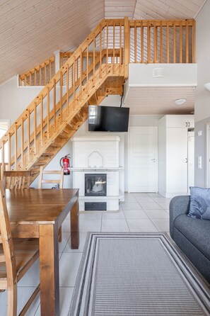 Cabane Confort, balcon, vue cour intérieure | Coin séjour