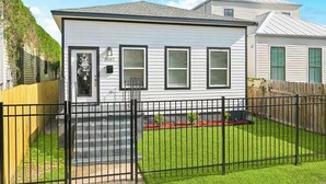 Une maison de plain-pied avec une porte d’entrée, une boîte aux lettres et le numéro « 3507 » sur la porte.