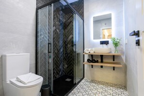 Shower, hair dryer, towels - Elegant 3BD apartment in Granada. Buensuceso II (Granada)