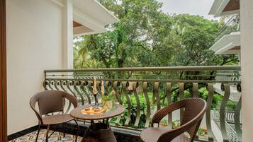 Apartment, 2 Bedrooms, Balcony | Property grounds