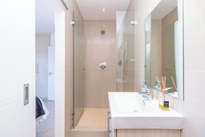 Shower, hair dryer, bidet, towels - Penthouse with the best view in Big Bay, Cape Town (Cape Town)