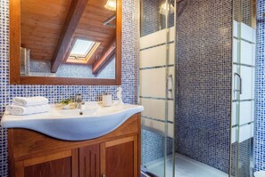 Dusche, Haartrockner, Bidet, Handtücher
